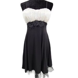 NWT Snap Blackโand White Sleeveless Prom or Cocktail Dress - Juniors Size 9